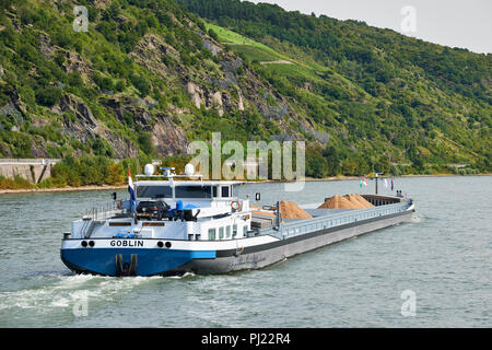 Der Kobold, Binnenschiff transportieren Aggregate auf dem Rhein in der Nähe von Oberwesel, Deutschland Stockfoto