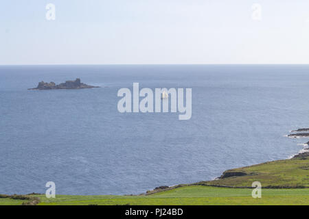 Toe-Kopf, West Cork, Irland 3. September, 2018. Einen schönen sonnigen Tag mit leichten Brisen und einen ruhigen Meer den ganzen Tag in West Cork erlauben die Segelboote in das schöne Wetter zu erhalten und die Hirsch Felsen bewundern aus Toe Kopf. Credit: aphperspective/Alamy leben Nachrichten Stockfoto