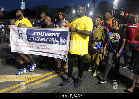 Brooklyn, New York, USA. 3. Sep 2018. Bewohner, die Aktivisten und Politiker gleichermaßen, willkommen J'Ouvert 2018 an die Krone Höhen Abschnitt von Brooklyn, offiziell weg treten das Labour Day Wochenende Feier, ein Vorläufer von West Indian Tag Karneval, J'Ouvert hat historische einen Moment wo Geister sich mit Stahl laufen pan Musik und Tanz in den Straßen zu Klänge verschiedener Mas camp Bands für eine zwei Kilometer Ausdehnung in den frühen Morgenstunden in Brooklyn, New York. Quelle: MPI 43/Media Punch/Alamy leben Nachrichten Stockfoto