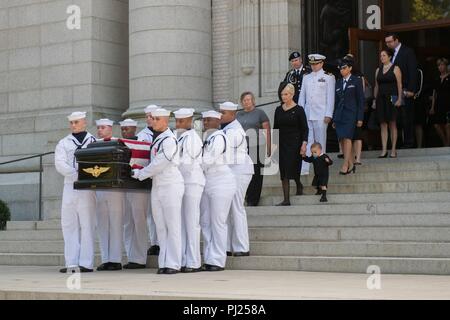 Die Flagge drapierte Schatulle von Senator John McCain durch Midshipmen zu einem Pferd durchgeführt wird - gezeichnete caisson Für die Prozession an der United States Naval Academy Friedhof für seine Beerdigung September 2, 2018 in Annapolis, Maryland. John S. McCain, III graduierte von der United States Naval Academy in 1958. Er war ein Pilot in der United States Navy, als Kriegsgefangener in Vietnam, einem Kongressabgeordneten und Senator und zweimal Präsidentschaftskandidat. Er erhielt zahlreiche Auszeichnungen, darunter den Silbernen Stern, Legion of Merit, Lila Herz, und Distinguished Flying Cross. Stockfoto