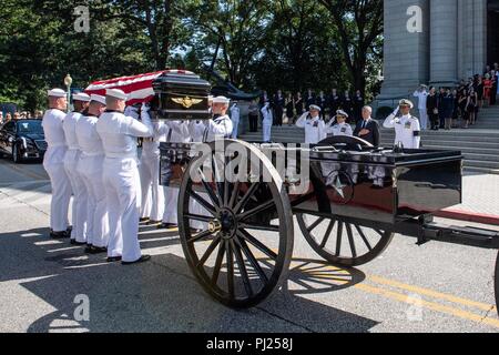 Die Flagge drapierte Schatulle von Senator John McCain durch Midshipmen auf einem Pferdewagen caisson Für die Prozession an der United States Naval Academy Friedhof für seine Beerdigung September 2, 2018 in Annapolis, Maryland, angehoben wird. John S. McCain, III graduierte von der United States Naval Academy in 1958. Er war ein Pilot in der United States Navy, als Kriegsgefangener in Vietnam, einem Kongressabgeordneten und Senator und zweimal Präsidentschaftskandidat. Er erhielt zahlreiche Auszeichnungen, darunter den Silbernen Stern, Legion of Merit, Lila Herz, und Distinguished Flying Cross. Stockfoto