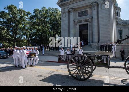 Die Flagge drapierte Schatulle von Senator John McCain durch Midshipmen auf einem Pferdewagen caisson Für die Prozession an der United States Naval Academy Friedhof für seine Beerdigung September 2, 2018 in Annapolis, Maryland, angehoben wird. John S. McCain, III graduierte von der United States Naval Academy in 1958. Er war ein Pilot in der United States Navy, als Kriegsgefangener in Vietnam, einem Kongressabgeordneten und Senator und zweimal Präsidentschaftskandidat. Er erhielt zahlreiche Auszeichnungen, darunter den Silbernen Stern, Legion of Merit, Lila Herz, und Distinguished Flying Cross. Stockfoto