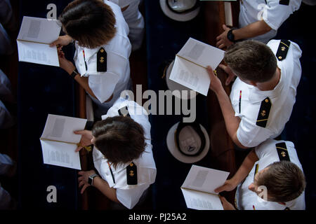 Midshipmen während der Trauerfeier für Senator John McCain an der United States Naval Academy Kapelle September 2, 2018 in Annapolis, Maryland. John S. McCain, III graduierte von der United States Naval Academy in 1958. Er war ein Pilot in der United States Navy, als Kriegsgefangener in Vietnam, einem Kongressabgeordneten und Senator und zweimal Präsidentschaftskandidat. Er erhielt zahlreiche Auszeichnungen, darunter den Silbernen Stern, Legion of Merit, Lila Herz, und Distinguished Flying Cross. Stockfoto