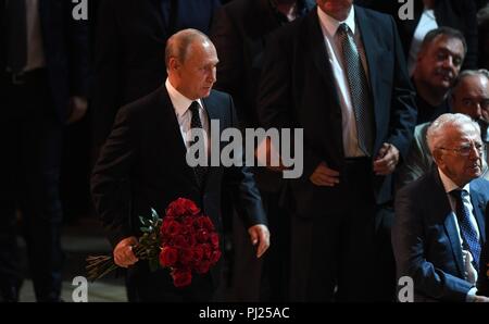 Der russische Präsident Wladimir Putin ist mit einem Strauß roter Rosen auf dem Sarg des legendären russischen Sänger Iosif Kobzon zu platzieren, während seiner Trauerfeier in Tchaikovsky Concert Hall September 2, 2018 in Moskau, Russland. Kobzon, bekannt als die sowjetische Sinatra, starb im Alter von 80 Jahren nach einem langen Kampf mit Krebs. (Foto von der russischen Präsidentschaft über Planetpix) Stockfoto