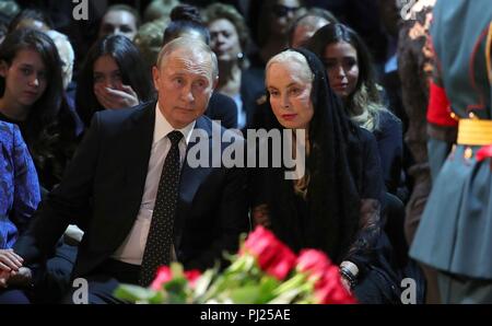 Der russische Präsident Wladimir Putin sitzt mit Ninel Kobzon, Witwe des legendären russischen Sänger Iosif Kobzon, während seiner Trauerfeier in Tchaikovsky Concert Hall September 2, 2018 in Moskau, Russland. Kobzon, bekannt als die sowjetische Sinatra, starb im Alter von 80 Jahren nach einem langen Kampf mit Krebs. (Foto von der russischen Präsidentschaft über Planetpix) Stockfoto