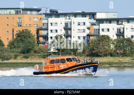 London, UK, 3. September 2018 - Die neueste RNLI Shannon-Klasse Rettungsboot 13-27, genannt "Joanna und Henry Williams", gesehen, die Themse in die Geschwindigkeit, da es Köpfe nach London. Credit: Christy/Alamy Leben Nachrichten. Stockfoto