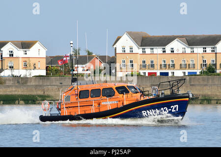 London, UK, 3. September 2018 - Die neueste RNLI Shannon-Klasse Rettungsboot 13-27, genannt "Joanna und Henry Williams", gesehen, die Themse in die Geschwindigkeit, da es Köpfe nach London. Credit: Christy/Alamy Leben Nachrichten. Stockfoto