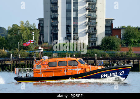 London, UK, 3. September 2018 - Die neueste RNLI Shannon-Klasse Rettungsboot 13-27, genannt "Joanna und Henry Williams", gesehen, die Themse in die Geschwindigkeit, da es Köpfe nach London. Credit: Christy/Alamy Leben Nachrichten. Stockfoto