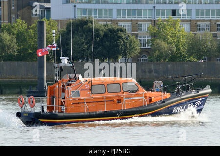 London, UK, 3. September 2018 - Die neueste RNLI Shannon-Klasse Rettungsboot 13-27, genannt "Joanna und Henry Williams", gesehen, die Themse in die Geschwindigkeit, da es Köpfe nach London. Credit: Christy/Alamy Leben Nachrichten. Stockfoto