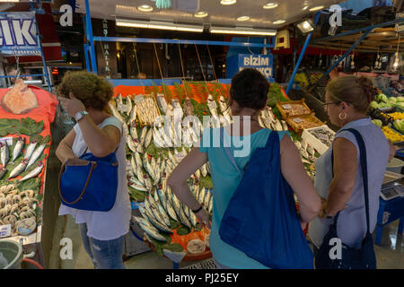 Istanbul, Türkei. 3. September 2018. Inflationsrate hits türkische Märkte und Preise stellen neuen Rekord. Credit: Engin Karaman/Alamy leben Nachrichten Stockfoto