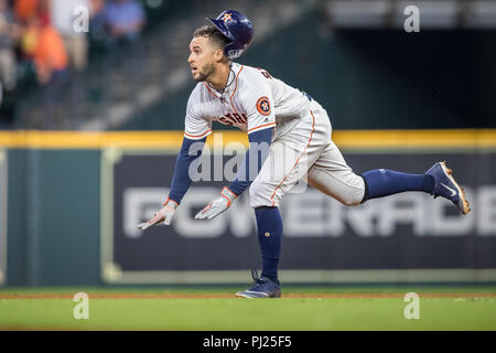 Houston, Texas, USA. 2. Sep 2018. Houston Astros rechter Feldspieler George Springer (4) Tauchgänge zur zweiten Base nach einem doppelten schlagen im fünften Inning der Major League Baseball Spiel zwischen den Los Angeles Angels und der Houston Astros im Minute Maid Park in Houston, Texas. Prentice C. James/CSM/Alamy leben Nachrichten Stockfoto