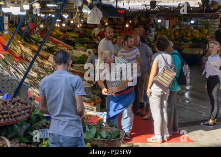 Istanbul, Türkei. 3. September 2018. Fisch Verkäufer im Gespräch mit Kunden in der Türkei Inflationsrate türkischen Märkte Hits. Credit: Engin Karaman/Alamy leben Nachrichten Stockfoto