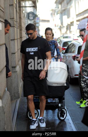 Mailand, Mateo Musacchio und Familie im Zentrum für Shopping Mateo Musacchio, 27 Jahre alten Argentinier, Verteidiger von Mailand und der Nationalen Argentinien, kommt in der Innenstadt mit der schönen Freundin IRENE GONZALEZ TOBOSO und das Twin MATEO und Leon, geboren am 18. April 2018. Hier sind Sie zu Fuß in der Via Montenapoleone am Nachmittag, dann ist ein wenig hopping, aus "PISA" zu einer teuren Patek Philippe Uhren kaufen für die Freundin Irene, und dann durch HABE RSACE' Kleidung zu kaufen. Stockfoto