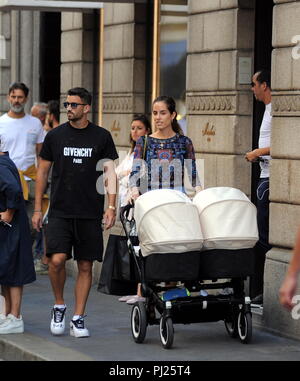 Mailand, Mateo Musacchio und Familie im Zentrum für Shopping Mateo Musacchio, 27 Jahre alten Argentinier, Verteidiger von Mailand und der Nationalen Argentinien, kommt in der Innenstadt mit der schönen Freundin IRENE GONZALEZ TOBOSO und das Twin MATEO und Leon, geboren am 18. April 2018. Hier sind Sie zu Fuß in der Via Montenapoleone am Nachmittag, dann ist ein wenig hopping, aus "PISA" zu einer teuren Patek Philippe Uhren kaufen für die Freundin Irene, und dann durch HABE RSACE' Kleidung zu kaufen. Stockfoto