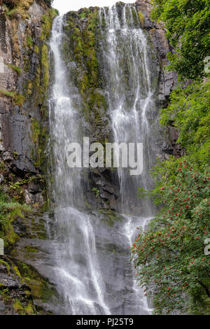 Pistyll Rhaeadr Wasserfall North Wales 3. September 2018: Wanderer entspannen Sie sich und genießen Sie eine von Mutter Natur Wunder an einem bewölkten Tag.. Clifford Norton Alamy Leben Nachrichten. Stockfoto
