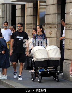 Mailand, Mateo Musacchio und Familie im Zentrum für Shopping Mateo Musacchio, 27 Jahre alten Argentinier, Verteidiger von Mailand und der Nationalen Argentinien, kommt in der Innenstadt mit der schönen Freundin IRENE GONZALEZ TOBOSO und das Twin MATEO und Leon, geboren am 18. April 2018. Hier sind Sie zu Fuß in der Via Montenapoleone am Nachmittag, dann ist ein wenig hopping, aus "PISA" zu einer teuren Patek Philippe Uhren kaufen für die Freundin Irene, und dann durch HABE RSACE' Kleidung zu kaufen. Stockfoto