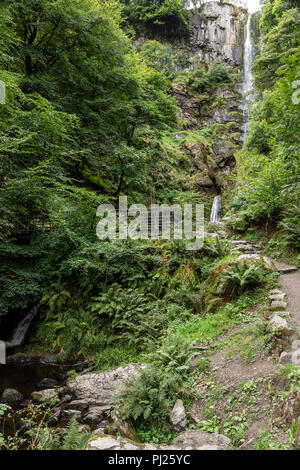 Pistyll Rhaeadr Wasserfall North Wales 3. September 2018: Wanderer entspannen Sie sich und genießen Sie eine von Mutter Natur Wunder an einem bewölkten Tag.. Clifford Norton Alamy Leben Nachrichten. Stockfoto