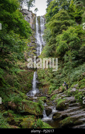 Pistyll Rhaeadr Wasserfall North Wales 3. September 2018: Wanderer entspannen Sie sich und genießen Sie eine von Mutter Natur Wunder an einem bewölkten Tag.. Clifford Norton Alamy Leben Nachrichten. Stockfoto