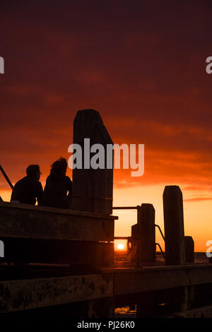 Aberystwyth Wales UK, Montag, 03. September 2018 UK Wetter: Leute beobachten ein herrlicher Sonnenuntergang in Aberystwyth, auf einer luftigen und kühlen September Herbstabend. Das Wetter ist mehr verunsichert gegen Ende der Woche Foto © Keith Morris/Alamy Leben Nachrichten zu werden Stockfoto