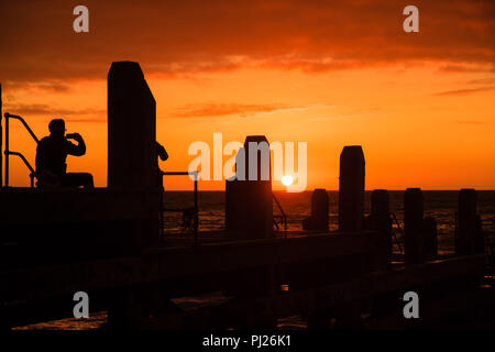 Aberystwyth Wales UK, Montag, 03. September 2018 UK Wetter: Leute beobachten ein herrlicher Sonnenuntergang in Aberystwyth, auf einer luftigen und kühlen September Herbstabend. Das Wetter ist mehr verunsichert gegen Ende der Woche Foto © Keith Morris/Alamy Leben Nachrichten zu werden Stockfoto