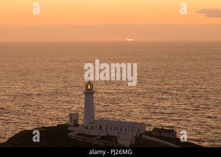 Holyhead, Anglesey, UK. 3. September 2018. Sonnenuntergang über South Stack Leuchtturm in der Nähe von Holyhead in Anglesey, UK. Peter Lopeman/Alamy leben Nachrichten Stockfoto