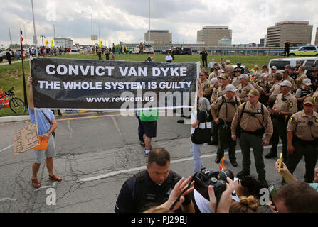 Chicago, USA. 3. Sep 2018. Die Demonstranten konfrontieren Illinois State Police in Chicago, USA, Sept. 3, 2018. Die Polizei 12 Personen versuchen, den Verkehr auf der Autobahn zum Internationalen Flughafen Chicago O'Hare am Montag zu blockieren verhaftet. Die Forderungen der Demonstranten gehören mehr afrikanische Amerikaner im Baugewerbe in Chicago, der Wiederverwendung von geschlossenen Schulen, wirtschaftliche Investitionen in afrikanischen amerikanischen Nachbarschaften, Ressourcen für Schwarze led-Anti-gewalt-Initiativen und den Rücktritt von Bürgermeister Rahm Emanuel. Credit: Wang Ping/Xinhua/Alamy leben Nachrichten Stockfoto