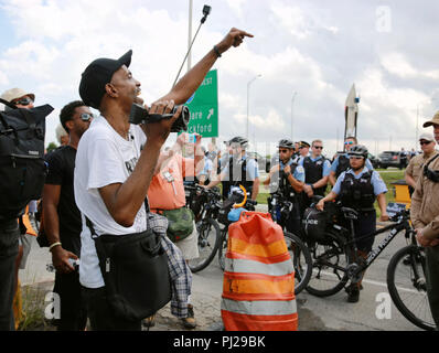 Chicago, USA. 3. Sep 2018. Eine Demonstrantin konfrontiert Illinois State Police in Chicago, USA, Sept. 3, 2018. Die Polizei 12 Personen versuchen, den Verkehr auf der Autobahn zum Internationalen Flughafen Chicago O'Hare am Montag zu blockieren verhaftet. Die Forderungen der Demonstranten gehören mehr afrikanische Amerikaner im Baugewerbe in Chicago, der Wiederverwendung von geschlossenen Schulen, wirtschaftliche Investitionen in afrikanischen amerikanischen Nachbarschaften, Ressourcen für Schwarze led-Anti-gewalt-Initiativen und den Rücktritt von Bürgermeister Rahm Emanuel. Credit: Wang Ping/Xinhua/Alamy leben Nachrichten Stockfoto