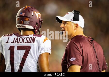 Virginia Tech Hokies Haupttrainer Justin Fuente und Virginia Tech Hokies Quarterback Josh Jackson (17) während der NCAA College Football Spiel zwischen Virginia Tech und Florida Zustand am Montag, 3. September 2018 Doak Campbell Stadium in Tallahassee, FL. Jakob Kupferman/CSM Stockfoto