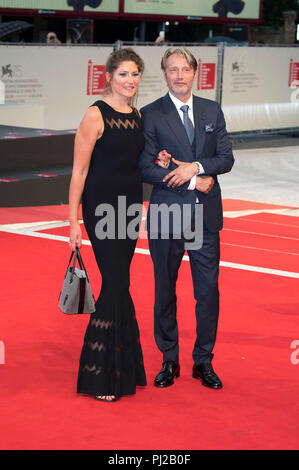 Venedig, Italien. 3. September 2018. Mads Mikkelsen mit Ehefrau Hanne Jacobsen die "Teilnahme an der Ewigkeit Gate' Premiere beim 75. Internationalen Filmfestival von Venedig im Palazzo del Cinema am September 03, 2019 in Venedig, Italien Quelle: Geisler-Fotopress GmbH/Alamy leben Nachrichten Stockfoto