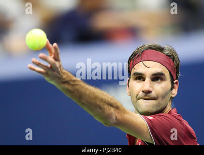 New York, USA. 3. Sep 2018. Roger Federer von der Schweiz dient während der vierten Runde Männer singles Match gegen John millman von Australien an die 2018 US Open in New York, USA, Sept. 3 2018. Millman gewann 3-1. Credit: Wang Ying/Xinhua/Alamy leben Nachrichten Stockfoto