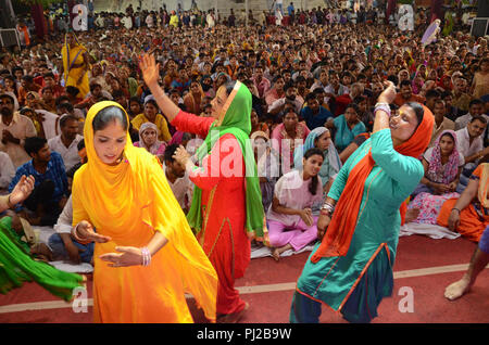 Mathura. 4. Sep 2018. Devotees Tanz während der janmashtami Festival feiern in Mathura, Indien, Sept. 3, 2018. Das Festival markiert den Geburtstag von Krishna. Quelle: Xinhua/Alamy leben Nachrichten Stockfoto