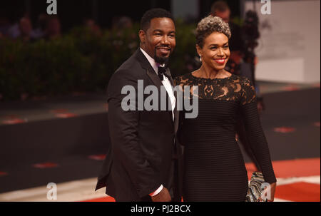 Venedig, Italien. 3. September 2018. Die Schauspielerin Gillian Iliana Gewässer und der Schauspieler Michael Jai White kann auf dem roten Teppich der Film gesehen werden Screening 'Dragged über Beton" bei den Filmfestspielen in Venedig. Der Film Festival findet vom 29. August bis 8. September und wird für die 75. Mal findet in diesem Jahr. Foto: Felix Hörhager/dpa Stockfoto