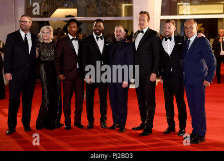 Venedig, Italien. 3. September 2018. Die Schauspieler Tory Kittles (3. von links), Michael Jai White (4. von links), der Direktor S. Craig Zahler (5. von links), und der Schauspieler Vince Vaughn (6. von links), der Schauspieler Sefton Fincham und Direktor des Festivals, Alberto Barbera (rechts) auf dem roten Teppich der Film gesehen werden kann Screening 'Dragged über Beton" bei den Filmfestspielen in Venedig. Der Film Festival findet vom 29. August bis 8. September und wird für die 75. Mal findet in diesem Jahr. Foto: Felix Hörhager/dpa Stockfoto