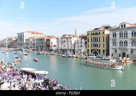 Venedig, Italien. 02 Sep, 2018. 02.09.2018, Italien, Venedig: Boote der "Regata Storica" der Historische Regatta 2018 können in den Canale Grande gesehen werden. Credit: Felix Hörhager/dpa/Alamy leben Nachrichten Stockfoto