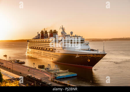 Cobh, Cork, Irland. 04. April 2018. Kreuzfahrtschiff Disney Magic über zu Liegeplatz an der Deep Water Quay, wie sie auf ihre Jungfernfahrt zu Cobh, Co Cork ankommt. Quelle: David Creedon/Alamy leben Nachrichten Stockfoto