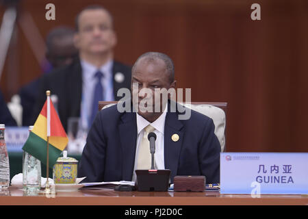 Peking, China. 4. Sep 2018. Guineischen Präsidenten Alpha Conde nimmt an einem runden Tisch der Pekinger Gipfel 2018 des Forum für chinesisch-afrikanische Zusammenarbeit (FOCAC) in Peking, der Hauptstadt von China, Sept. 4, 2018. Credit: Li Xueren/Xinhua/Alamy leben Nachrichten Stockfoto
