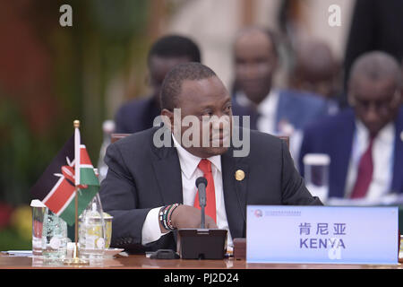 Peking, China. 4. Sep 2018. Kenianische Präsident Uhuru Kenyatta nimmt an einem runden Tisch der Pekinger Gipfel 2018 des Forum für chinesisch-afrikanische Zusammenarbeit (FOCAC) in Peking, der Hauptstadt von China, Sept. 4, 2018. Credit: Li Xueren/Xinhua/Alamy leben Nachrichten Stockfoto