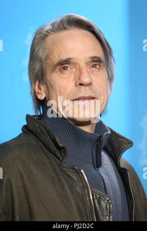 Berlin, Deutschland. 13 Feb, 2013. Der britische Schauspieler Jeremy Irons Posen an der fotoauftrag der Film "Nachtzug nach Lissabon", die im Rahmen der 63. jährlichen Internationalen Filmfestspiele Berlin, in Berlin, Deutschland, 13. Februar 2013. Der Film im Wettbewerb außer Konkurrenz im Berlinale präsentiert. Credit: Hubert Boesl/dpa | Verwendung weltweit/dpa/Alamy leben Nachrichten Stockfoto