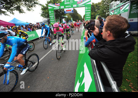 Bristol, UK. 4. September 2018. Diese Jahre Stufe 3 Start der Tour von Großbritannien, OVO Energie Radrennen. Bristol Bristol. Rennen begann auf der Abschreibungen auf Ladies Mile. Reiter und Fans an den grossen Start gesehen. Robert Timoney/Alamy/Live/News Credit: Robert Timoney. Stockfoto