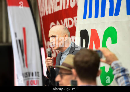 London, Großbritannien. 4. September 2018. Chris Williamson, MP Derby North, gibt eine Rede als Demonstranten der Jüdischen Stimme für Arbeit außerhalb der Arbeit HQ in London als Mitglieder der nationalen Exekutivkomitees sammeln Code der Partei in Bezug auf Antisemitismus zu diskutieren. Credit: Stephen Chung/Alamy leben Nachrichten Stockfoto