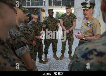 Athen, Griechenland, Griechenland. 3. Sep 2018. Marine Corps Gen. Joe Dunford, Vorsitzender des Generalstabs, trifft sich mit Marines das Marine Corps Embassy Security Group bei der US-Botschaft in Athen, Griechenland, Sept. 4, 2018 zugeordnet. (DOD Foto von U.S. Navy Petty Officer 1st Class Dominique A. Pineiro) US Joint Staff über globallookpress.com Credit: Us Joint Staff/russischen Look/ZUMA Draht/Alamy leben Nachrichten Stockfoto