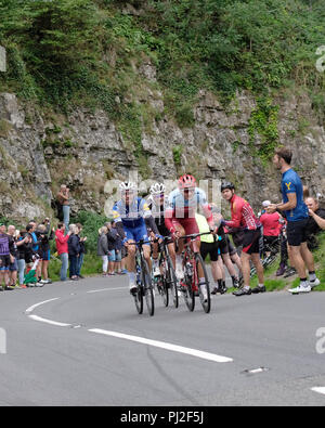 Cheddar Gorge, UK. 4. September 2018. Menschenmassen beobachtete die Reiter in Cheddar Gorge die Reiter in der OVO Energy Tour 2018 von Großbritannien zu beobachten. Credit: Timothy Große/Alamy leben Nachrichten Stockfoto