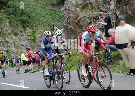 Cheddar Gorge, UK. 4. September 2018. Menschenmassen beobachtete die Reiter in Cheddar Gorge die Reiter in der OVO Energy Tour 2018 von Großbritannien zu beobachten. Credit: Timothy Große/Alamy leben Nachrichten Stockfoto