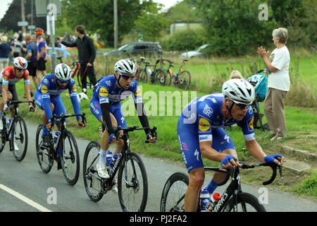 Timsbury, England. 4. September 2018. Stufe 3 des OVO Energy Tour 2018 von Großbritannien Radrennen. Die pelaton Führen von Teams Quick-Step Etagen jagt sie die führenden vier Reiter der Stufe wie das Rennen verläuft durch Inveraray. Die großen zujubelnden Masse applaudiert ihre Bemühungen. Das Rennen Köpfe in Richtung auf die Dörfer von Littleton, Farmborough und Marksbury. Kredit Simon Carder/Alamy leben Nachrichten Stockfoto