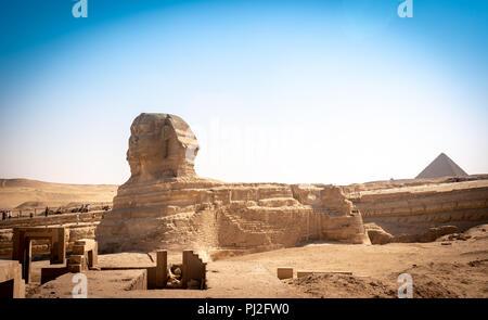 Panoramablick auf das gesamte Profil der Großen Sphinx mit der Pyramide in Gizeh. Ägypten. Stockfoto