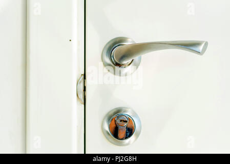 Metall Türgriff und auf Weiß Türschloss Stockfoto