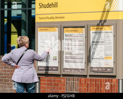 Frau mittleren Alters, die bei der Planung der Reise auf einem Metrolink tram an Shudehill in Manchester verwirrt Stockfoto