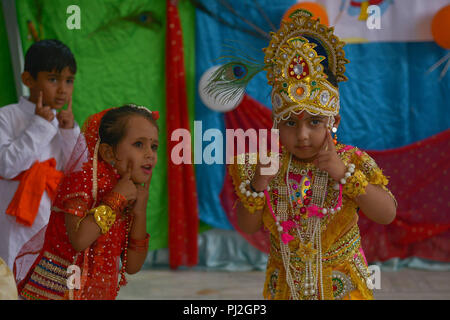 Ajmer, Indien. 03 Sep, 2018. Indian School ersten Schritt Kinder, verkleidet als Hindu Gott Krishna, im Feiern des Janmashtami Festival in der Schule in Ajmer, Rajasthan, Indien teilnehmen. Janmashtami, die Hinduistische fest, dass die Geburt von Krishna. Credit: shaukat Ahmed/Pacific Press/Alamy leben Nachrichten Stockfoto