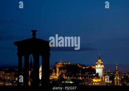 Das Stadtzentrum von Edinburgh von Calton Hill gesehen, mit Balmoral Hotel und das Schloss Edinburgh, Schottland. Großbritannien, Europa Stockfoto