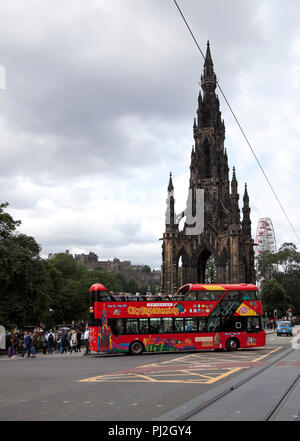 Red Bus, Princes Street, Edinburgh, Schottland, Großbritannien Stockfoto